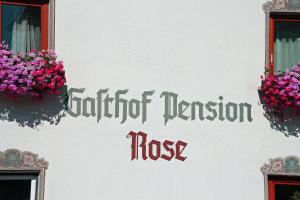 Gasthof Pension Roseに飾ってある許可証、賞状、看板またはその他の書類