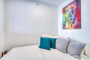 Кровать или кровати в номере Great Ocean Mountain & City views with one free parking +8 фотографий