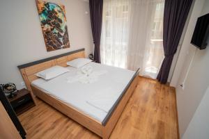 En eller flere senge i et værelse på Marea Garden, Ravda - 1BD Apartment with Pool by Flat Mаnager + 26 billeder