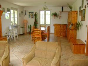 スペッロにあるB&B La Mimosaのリビングルーム(ソファ、テーブル、椅子付)