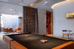 a billiard table in a room with at Qingyuan Zhilin Hot Spring Bed and Breakfast in Qingyuan