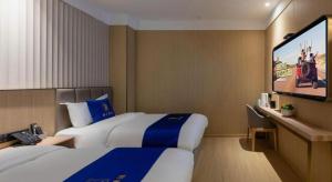 Super 8 Hotel Beijing South Railway Station Majiabao Metro Station客房内的一张或多张床位