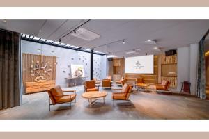 a large room with chairs and tables and a presentation at Qingyuan Zhilin Hot Spring Bed and Breakfast in Qingyuan