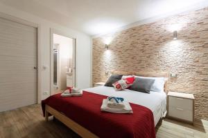 sypialnia z dużym łóżkiem z ręcznikami w obiekcie Estuario rooms w mieście Castellammare del Golfo