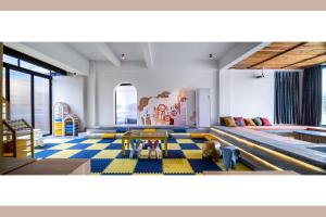 a room with two beds and a table at Qingyuan Zhilin Hot Spring Bed and Breakfast in Qingyuan