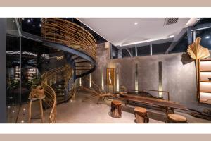a room with a bench and wooden stools at Qingyuan Zhilin Hot Spring Bed and Breakfast in Qingyuan