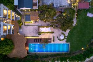 an overhead view of a backyard with a swimming pool at Qingyuan Zhilin Hot Spring Bed and Breakfast in Qingyuan