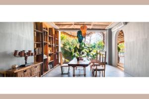 a dining room with a table and chairs at Qingyuan Zhilin Hot Spring Bed and Breakfast in Qingyuan