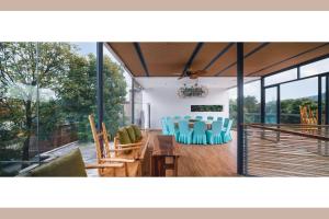 a living room with a table and chairs at Qingyuan Zhilin Hot Spring Bed and Breakfast in Qingyuan