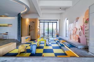 a childrens play area with yellow and blue floors at Qingyuan Zhilin Hot Spring Bed and Breakfast in Qingyuan