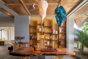 a room with a table and a book shelf at Qingyuan Zhilin Hot Spring Bed and Breakfast in Qingyuan