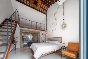 a bedroom with a bed and a staircase at Qingyuan Zhilin Hot Spring Bed and Breakfast in Qingyuan +37 photos