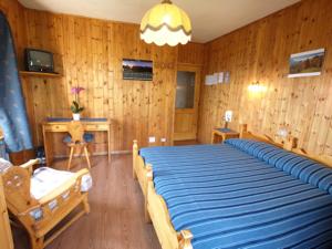 Ένα ή περισσότερα κρεβάτια σε δωμάτιο στο Hotel Alpe Fleurie