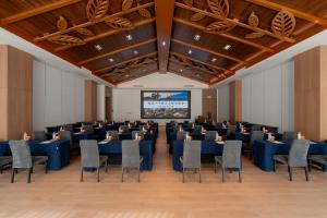una sala conferenze con tavoli e sedie blu e schermo di Dali Taoxi Secret Manor a Dali Altre 37 foto