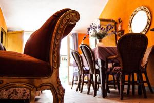 jadalnia z krzesłem i stołem w obiekcie Amarcord w mieście Bagnoregio