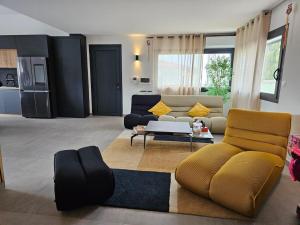 un salon avec un canapé et une table dans l'établissement sanary villa design piscine calme clim parking, à Sanary-sur-Mer