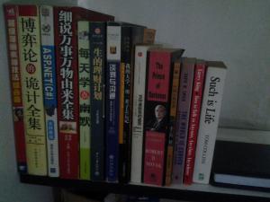 a book shelf filled with lots of books at Makerhouse Hostel in Hefei