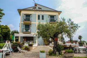 un bâtiment avec un panneau indiquant l'hôtel de la vie dans l'établissement Hotel Du Lac, à Moniga del Garda