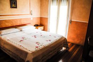 Tempat tidur dalam kamar di Hotel Du Lac