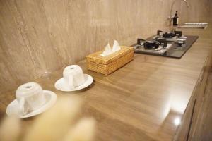 a kitchen with two plates and a basket on the floor at Dee Guest House in Pagetan