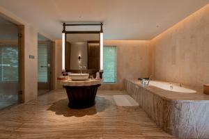 un ampio bagno con vasca, lavandino e vasca. di Dali Taoxi Secret Manor a Dali
