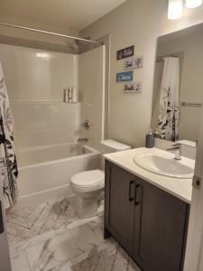Ένα μπάνιο στο Cozy & Stylish AC Suite Near YYC Airport +31 φωτογραφίες