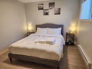 Ένα ή περισσότερα κρεβάτια σε δωμάτιο στο Cozy & Stylish AC Suite Near YYC Airport