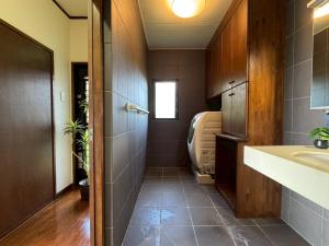 今帰仁村にあるVilla Nakijin COCONUT JUNGLIA Okinawaの部屋に洗面台とトイレが付いたバスルーム