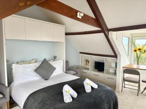 Un dormitorio con una cama con toallas. en Seagulls Nest, en St Ives