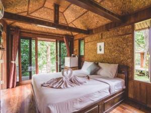 Katil atau katil-katil dalam bilik di River View Resort At Chaewlan +37 gambar