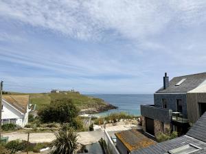Una vista del océano desde una casa en Seagulls Nest, en St Ives