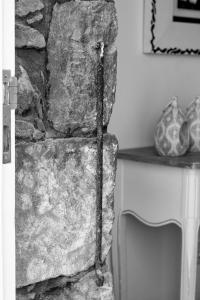 a stone wall with a table next to a stone table at Casa do Simão in Nordeste