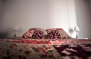 a bedroom with a bed with two pillows and two lamps at Casa do Simão in Nordeste