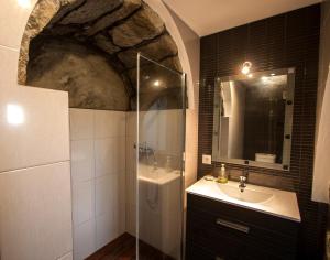 a bathroom with a glass shower and a sink at Casa do Simão in Nordeste
