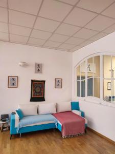 a living room with a couch and a table at Einzigartige Studio-Atmosphäre in Bamberg