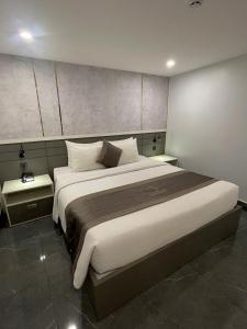 Postel nebo postele na pokoji v ubytování LION 9 HOTEL