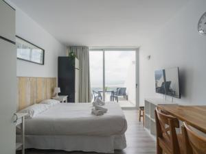 ein Schlafzimmer mit einem Bett, auf dem ein Teddybär liegt in der Unterkunft Great terrace sea views - Wifi By Canariasgetaway in Las Palmas de Gran Canaria