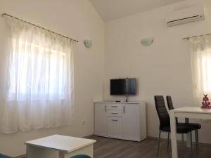 TV a/nebo společenská místnost v ubytování Apartments Ruzic