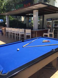 una mesa de billar frente a un bar en Green Peace Hotel, en Ölüdeniz