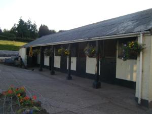 un edificio con macetas al costado. en Monks Cleeve, en Exford