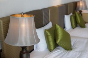 Кровать или кровати в номере Royal View Hotel Churaumi
