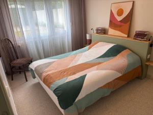 Un dormitorio con una cama, una silla y una ventana en Maison 4 Chambres Normandie, en Clasville 9 fotos más