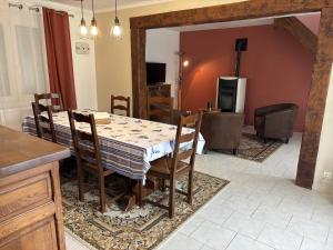 Un comedor con una mesa y algunas sillas. en Maison 4 Chambres Normandie, en Clasville