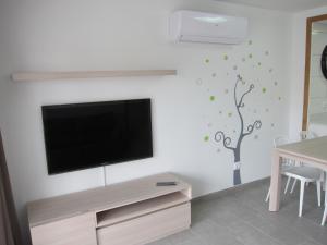 sala de estar con TV de pantalla plana en la pared en Enjoy Salou Apartment, en Salou