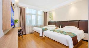 Postel nebo postele na pokoji v ubytování GreenTree Inn Puyang Pushang Huanghe Road