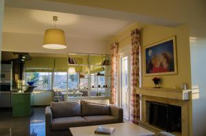 salon z kanapą i kominkiem w obiekcie Panorama Villas - Adults Only w mieście Ajos Nikolaos
