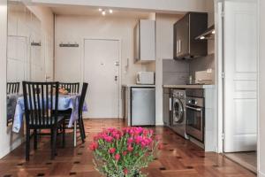 une cuisine avec une table et des chaises ainsi qu'une salle à manger dans l'établissement Appartamento in residence a 50 metri dal mare, à Nice