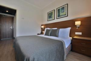 Postel nebo postele na pokoji v ubytování Caesar Premier Eilat Hotel