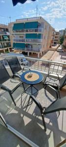 einen Tisch und Stühle auf dem Balkon in der Unterkunft Apartamento Sofia in Santa Pola