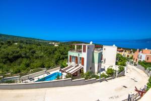 ein Haus am Strand mit Blick auf das Wasser in der Unterkunft Villa Zora in Splitska